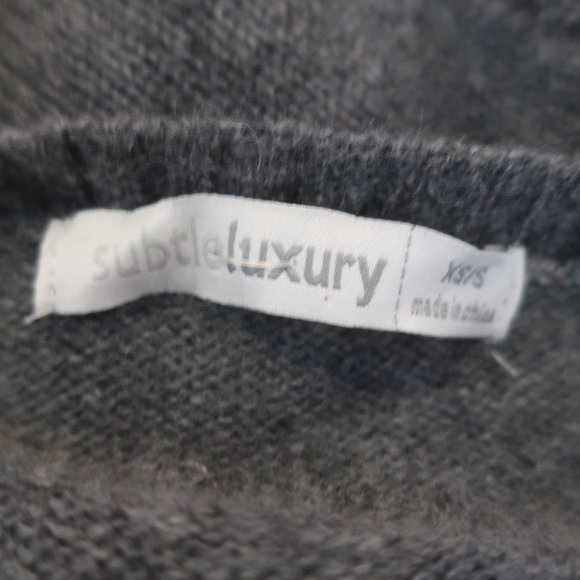 COPY - Subtle Luxury 100% Cashmere Gray V-Neck Sweater XS/S * - Picture 8 of 8